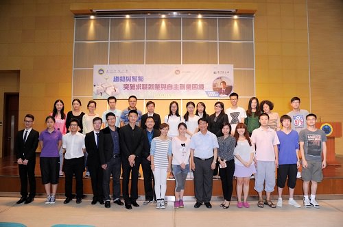 课后李家华教授与学生合影
