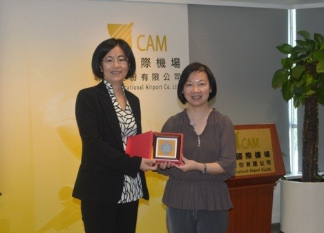 陈曦副校长向澳门国际机场专营股份有限公司财务暨行政部郑淑群总监致送纪念品