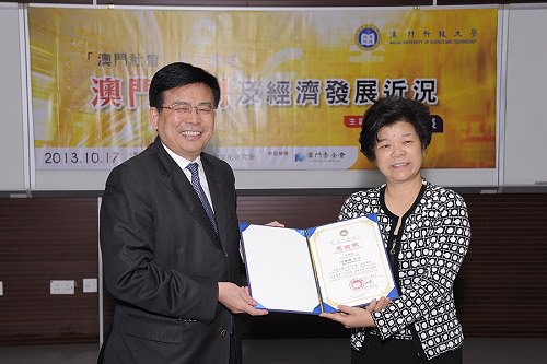 劉良校長向何美華會長頒發感謝狀