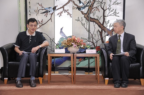 周华助理院长(右)与唐德才处长(左)亲切交谈