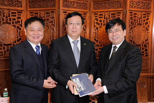 郝平副部長(中)贈予科大三套個人出版書籍