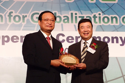 王国强副部长(左),廖泽云校监(右)