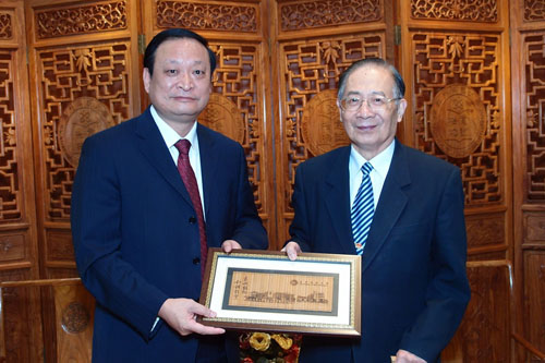 左:国家卫生部王国强副部长 右:澳门科技大学校董会周礼杲主席