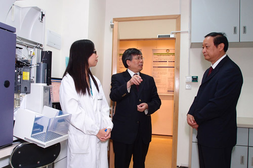 王国强副部长考察中药质量研究国家重点实验室(澳门科技大学)