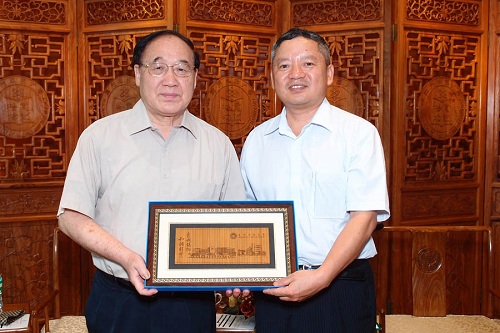 许敖敖校长赠送纪念品予庞思勤院长(党委书记)