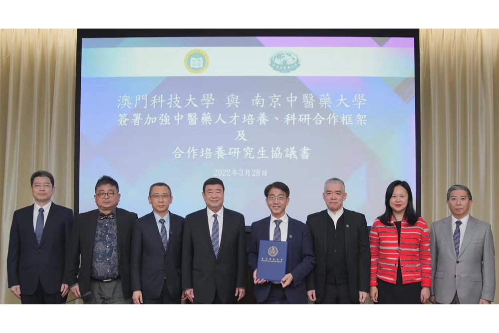 廖澤雲校監（左四）及李行偉校長（右四）等簽約合影留念