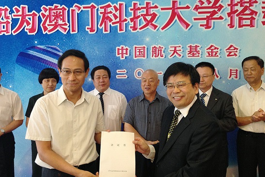 刘良校长(右)出席航天搭载种子交接仪式