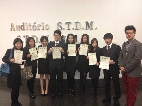 获奖同学与行政与管理学院学生会会长郑可君合影