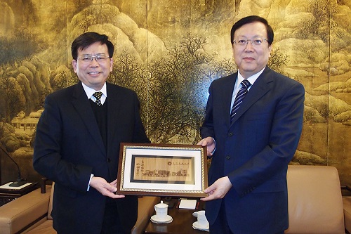 刘良校长向郝平副部长赠送纪念品