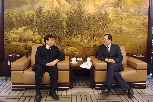郝平副部长与刘良校长亲切交谈