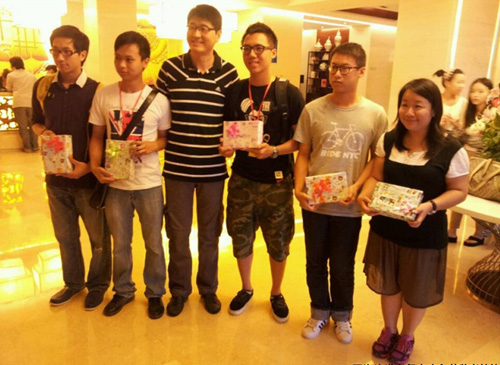 中国法学会刘剑主任为在登山活动中表现出色的法学院林煌(右二)等同学颁发奖品