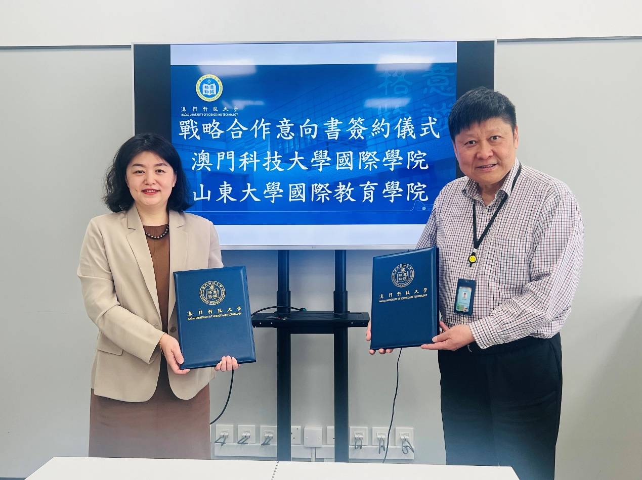 马晓乐院长（左）与张洪明院长（右）签署战略合作意向书