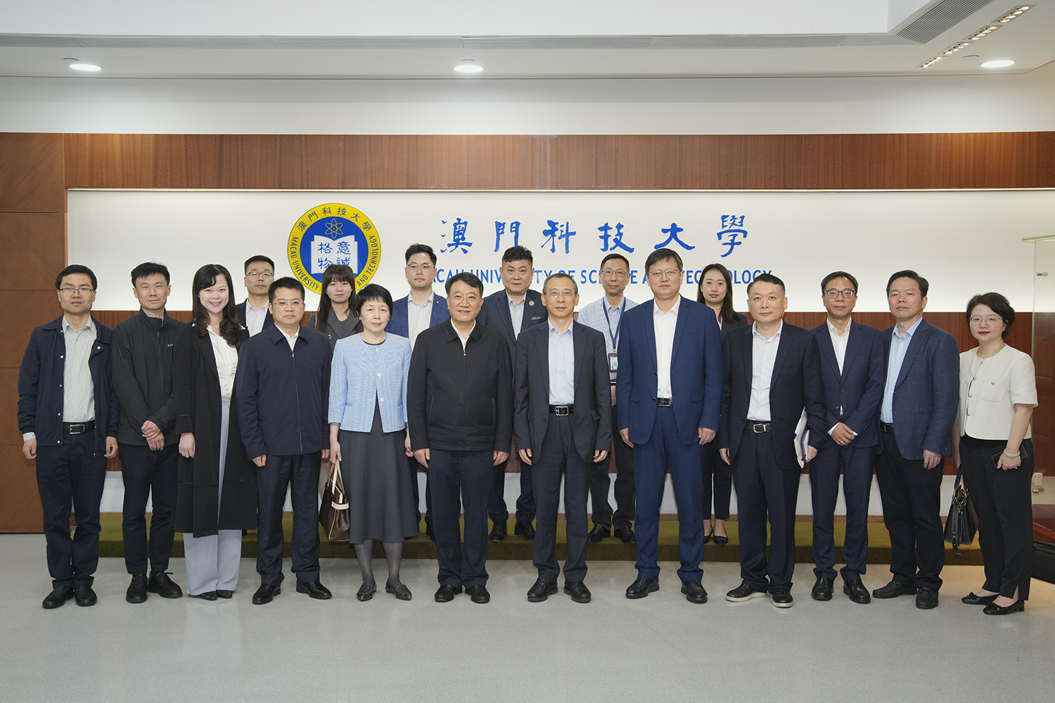 罗云峰市长（首排左六）一行与姜志宏副校长（首排右六）等合影
