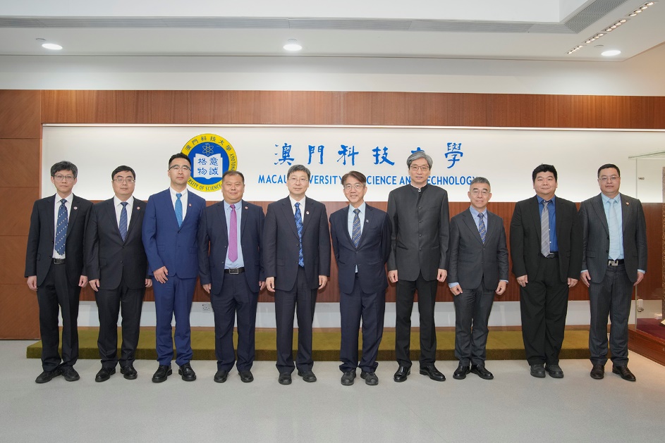 校長吳衛星（左五）一行與副校監、校長李行偉（右五）等合影