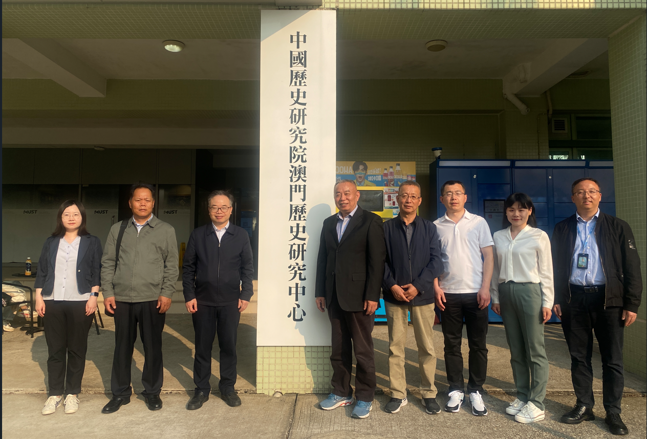 林廣志所長（右五）與李正華副所長（左三）等合影