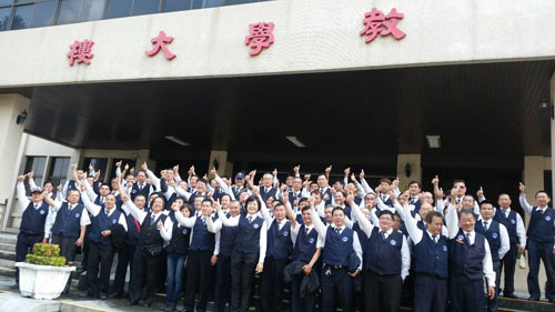 王冠懿博士（中）与计程车司机团队定期进行培训