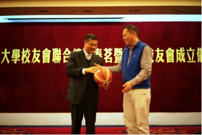 广州校友会向总会赠送明星签名篮球