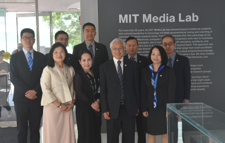 副校長譚廣亨（前左三）率代表團與麻省理工學院