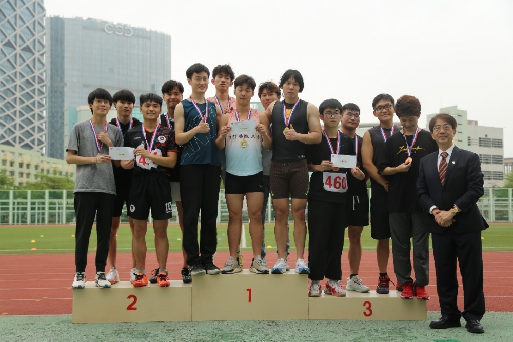 4.李行偉校長為男子4x100米接力獲獎同學頒獎