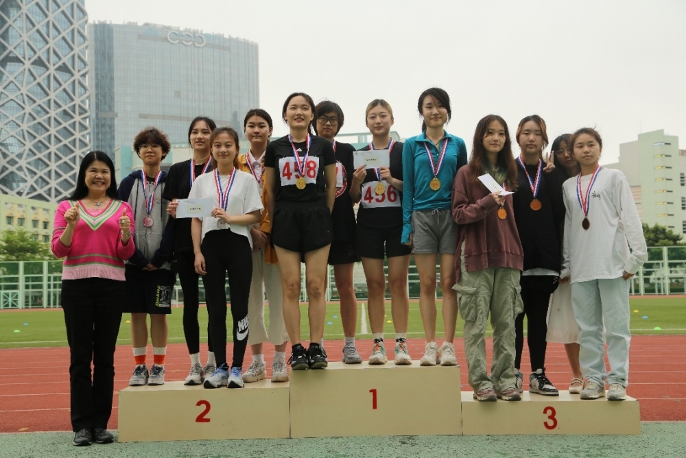 3.梁文慧協理副校長為女子4x100獲獎同學頒獎