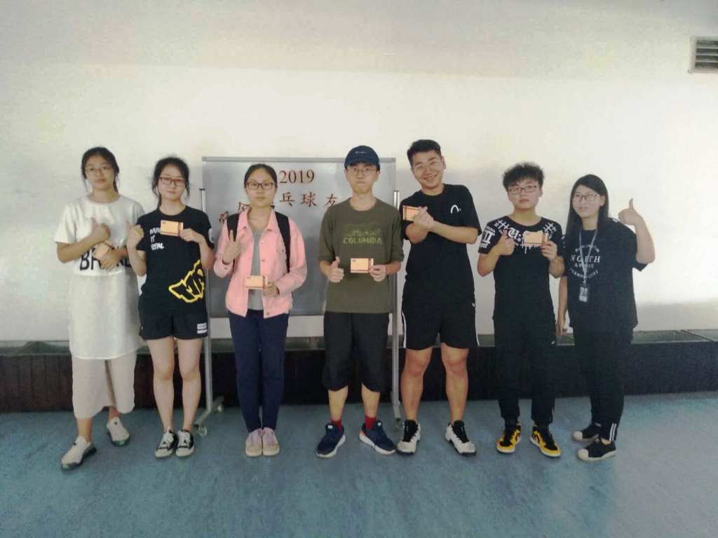 由左起 女子組 亞軍佟欣儀 冠軍蔣林子 季軍殷旻鈞 男子組 亞軍薛紀軒 冠軍孫鵬飛季軍夏紳鑫及頒獎嘉賓學生事務處趙秀怡小姐