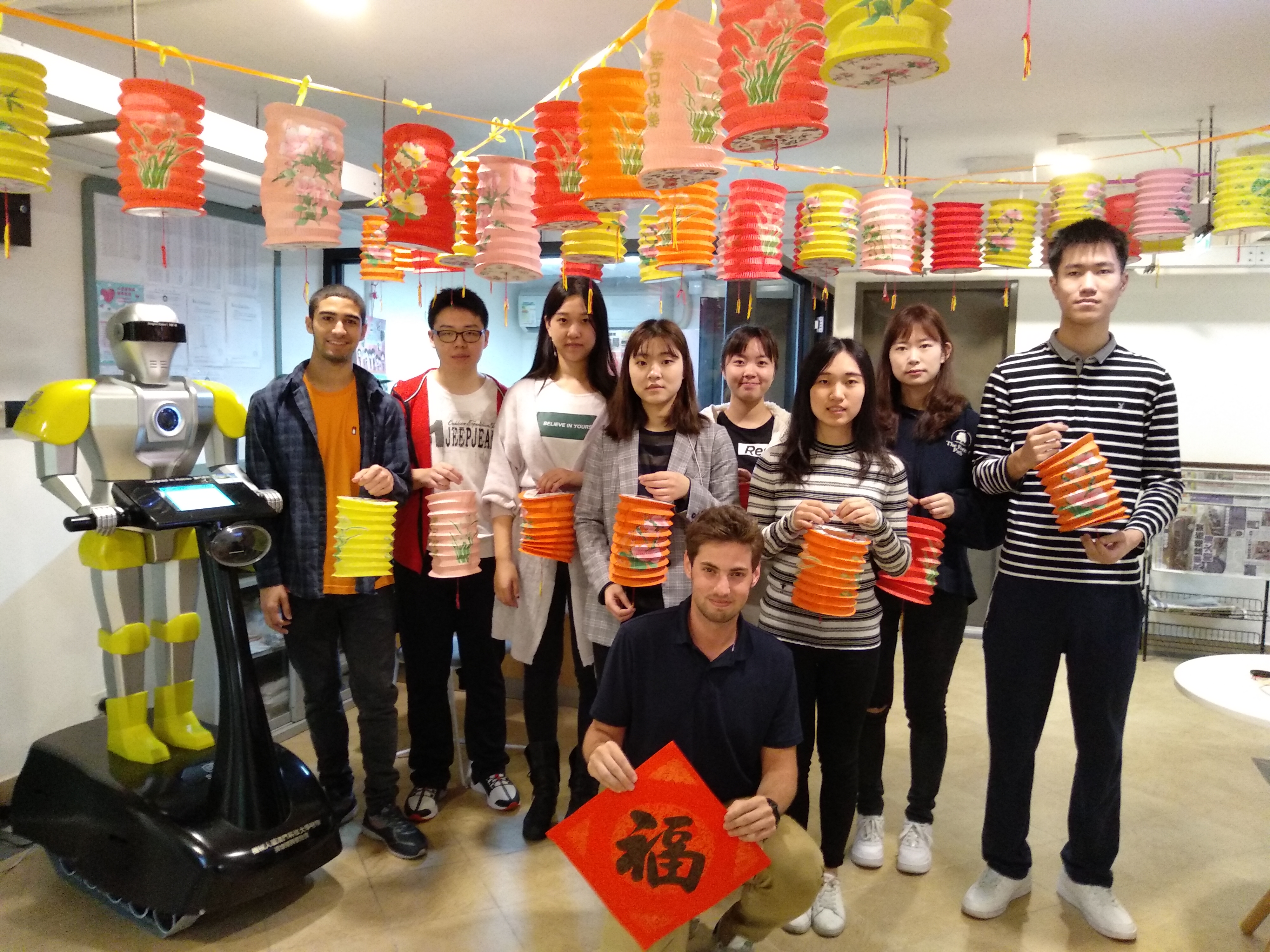 住宿生齊心協力將宿舍大堂佈置得充滿節日氣氛1