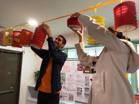 住宿生齊心協力將宿舍大堂佈置得充滿節日氣氛3