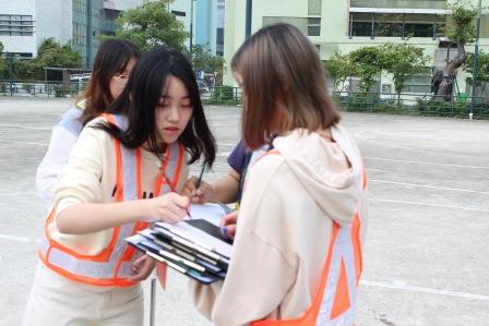 3. 危機小組成員認真地點算人數 複製