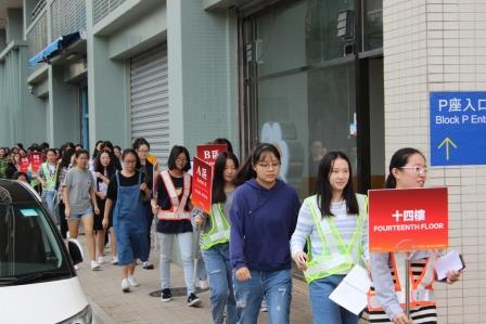 2. 住宿生們認真迅速地疏散至集合點 複製