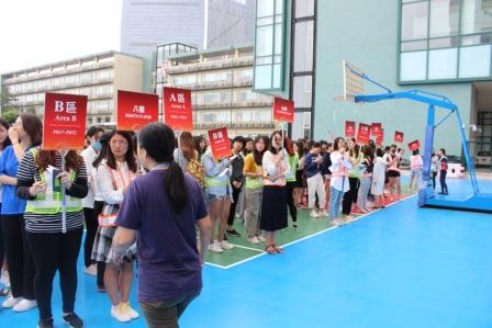 1. 住宿生們有序地參與火警演習
