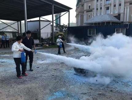 4. 宿舍工作人員參加滅火器使用培訓 複製