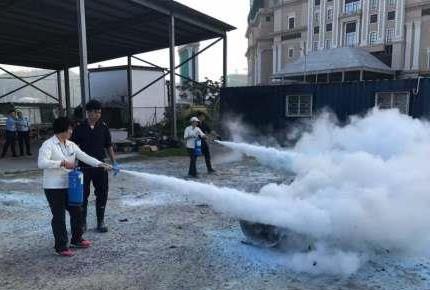 4. 宿舍工作人員參加滅火器使用培訓 11