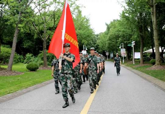 1.參訓大學生開展行軍拉練活動