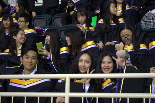 12屆準畢業生拍集體照 3