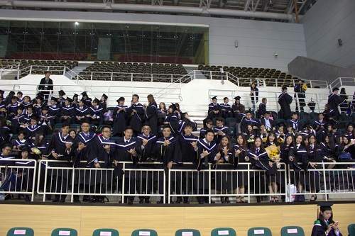 12屆準畢業生拍集體照 4