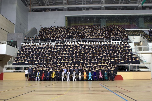 12屆準畢業生拍集體照 1