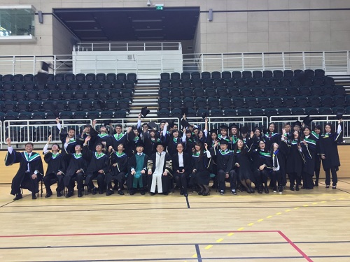 12屆準畢業生拍集體照 8