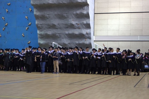 12屆準畢業生拍集體照 6