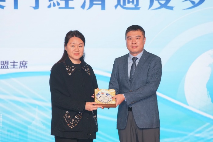 社会和文化研究所陈平助理教授(右)代表向刘家裕主席(左)致送纪念品