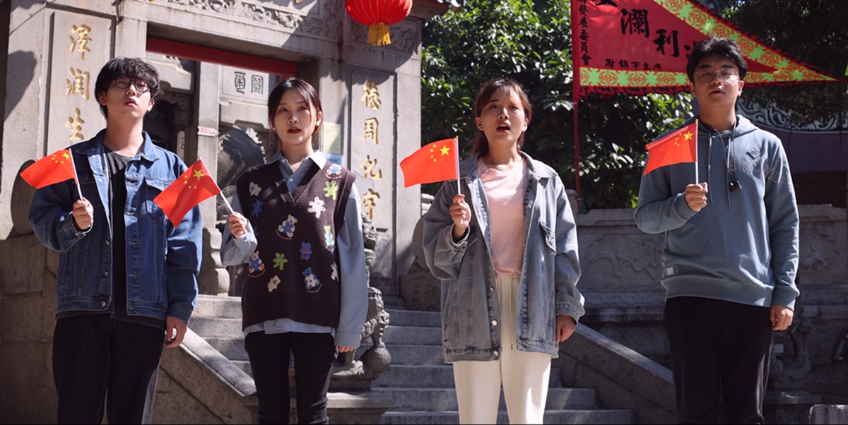 合唱團同學媽閣廟前錄製歌曲