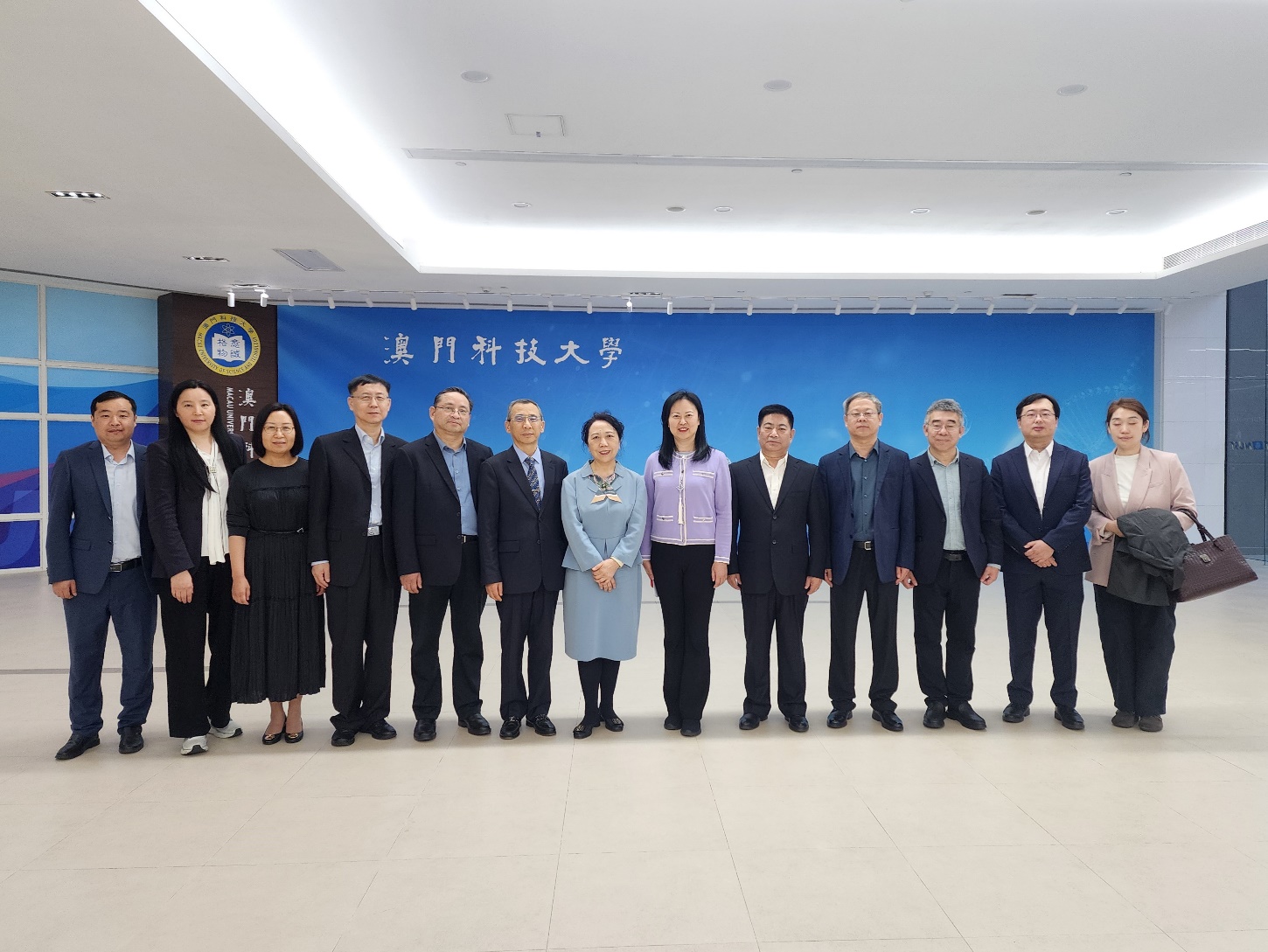 陳季敏副主席兼秘書長（右六）與張金英副主席（中）一行合影