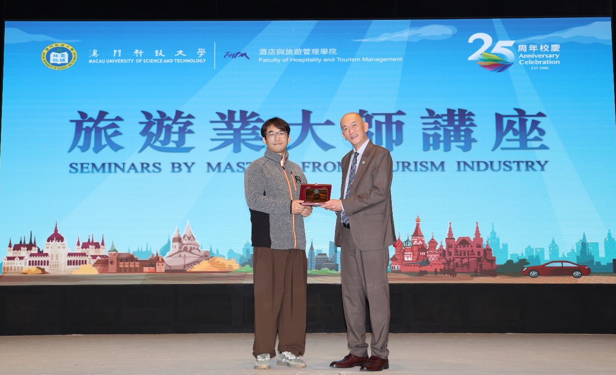 Prof. Ben K. Goh Presented a Souvenir to Mr. Teng Tong