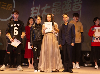 從左至右蔣瀟玲肖涵詞亞軍馮鈞國