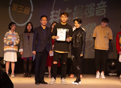 從左至右馮鈞國周宇飛季軍得主蔣瀟玲