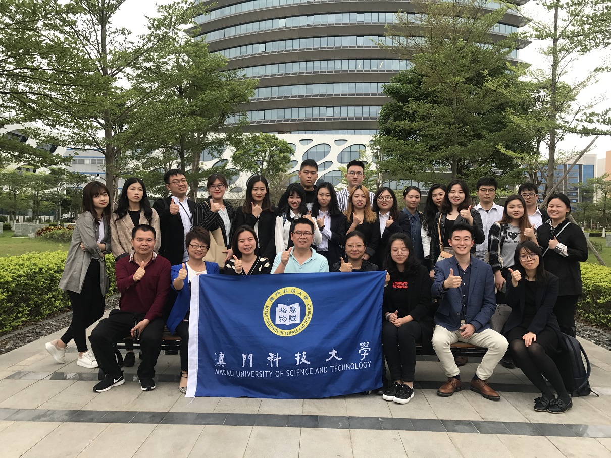 於中國興業太陽能技術控股有限公司合影