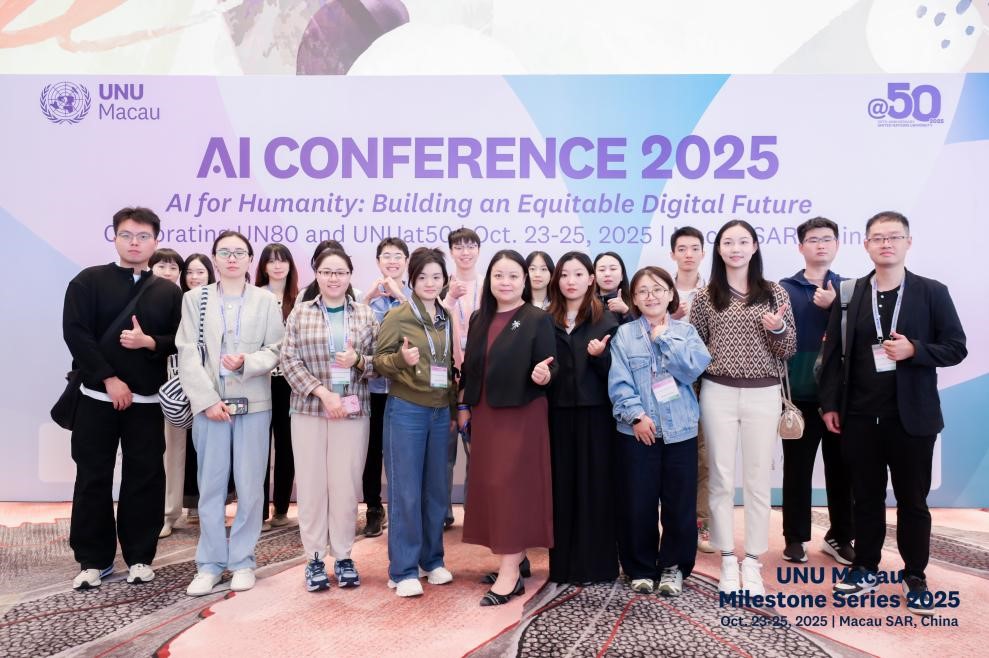 Jane Wu 女士(中)與澳科大可持續發展研究所參會師生合影留念.jpg image.jpg