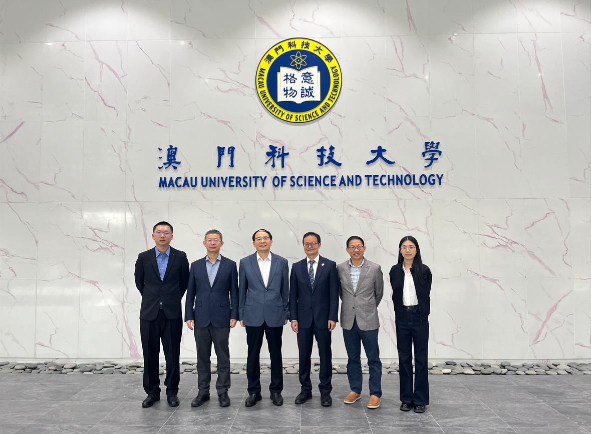 左起: 姚錕成科員、王博偉董事長、葛振海副會長、易在成助理院長、謝耿亮課程主任、羅曉冰科員.png image.png