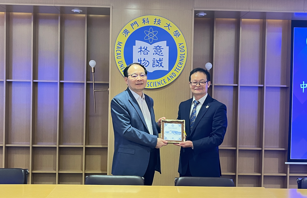 易在成助理院長向葛振海副會長(左)致送紀念品.png image.png