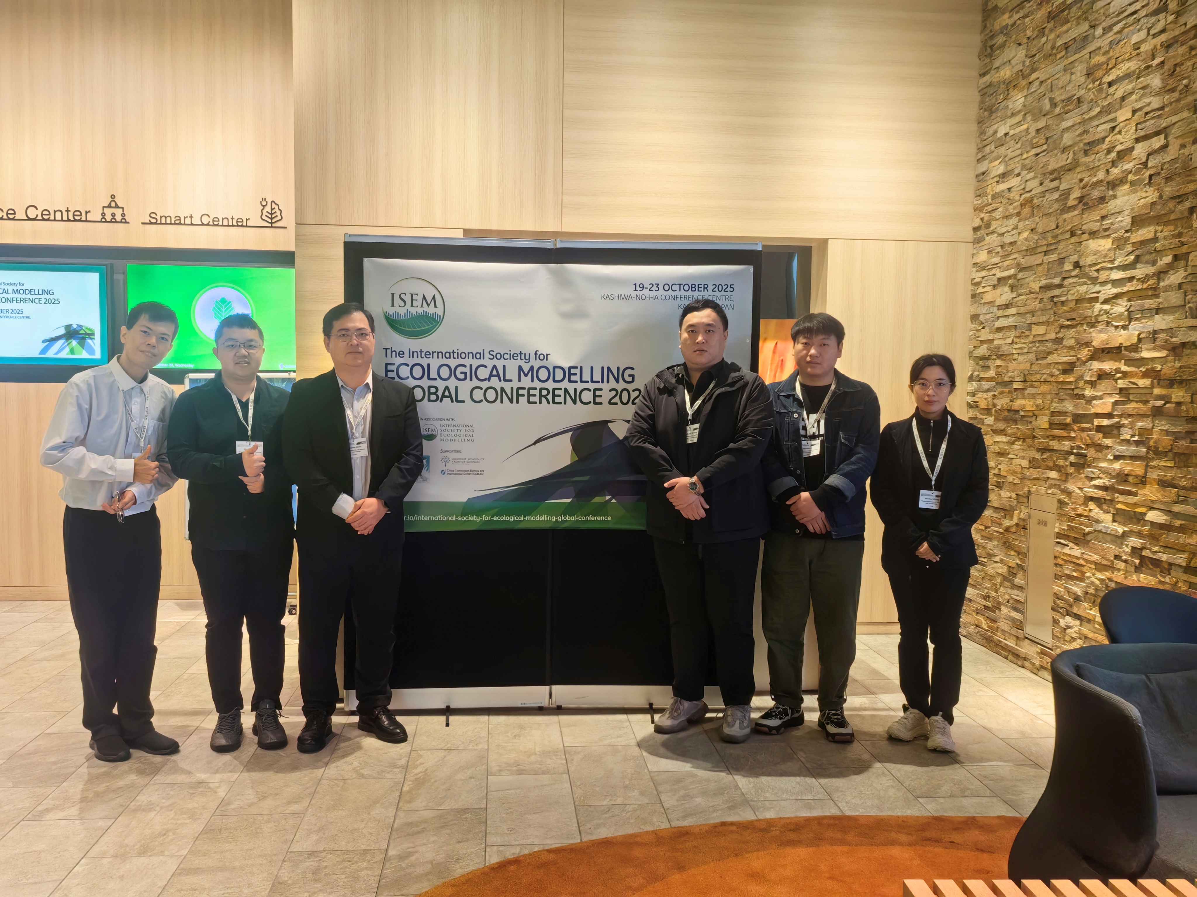 研究團隊於ISEM 2025會場合影_2.jpg image.jpg