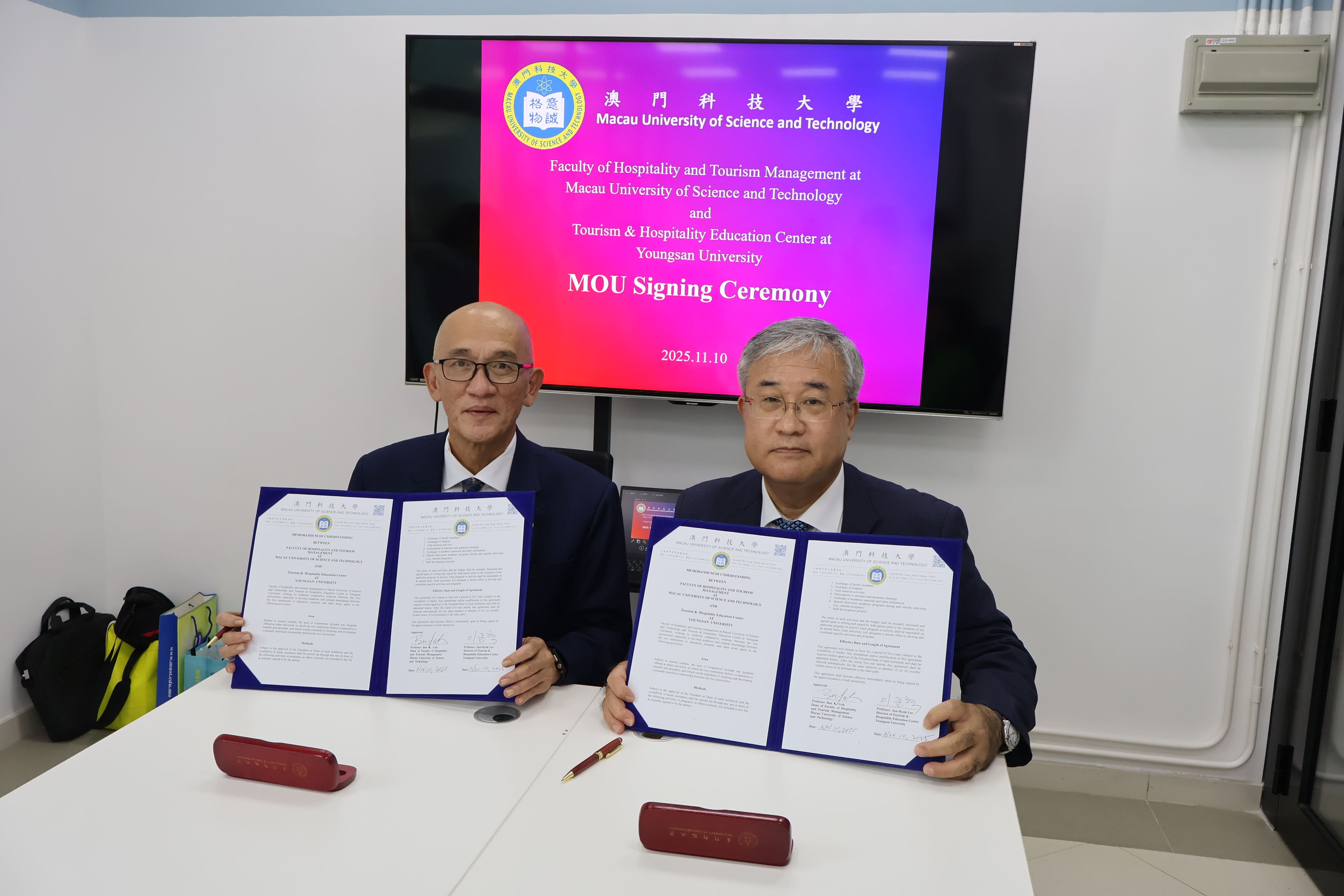 簽約合影.jpg image.jpg